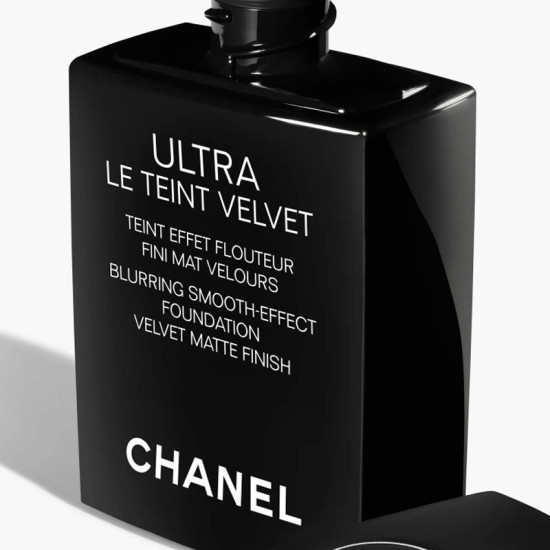 Ultra Le Teint Velvet Fondo De Maquillaje Efecto Unificador. Acabado Mate Aterciopelado - CHANEL - Banango Shop